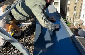 Chantier au centre de Grenoble, reprise de la zinguerie, toit terrasse, bâtiment