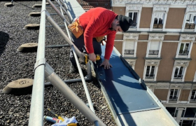 Chantier au centre de Grenoble, reprise de la zinguerie, toit terrasse, bâtiment