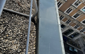 Chantier au centre de Grenoble, reprise de la zinguerie, toit terrasse, bâtiment